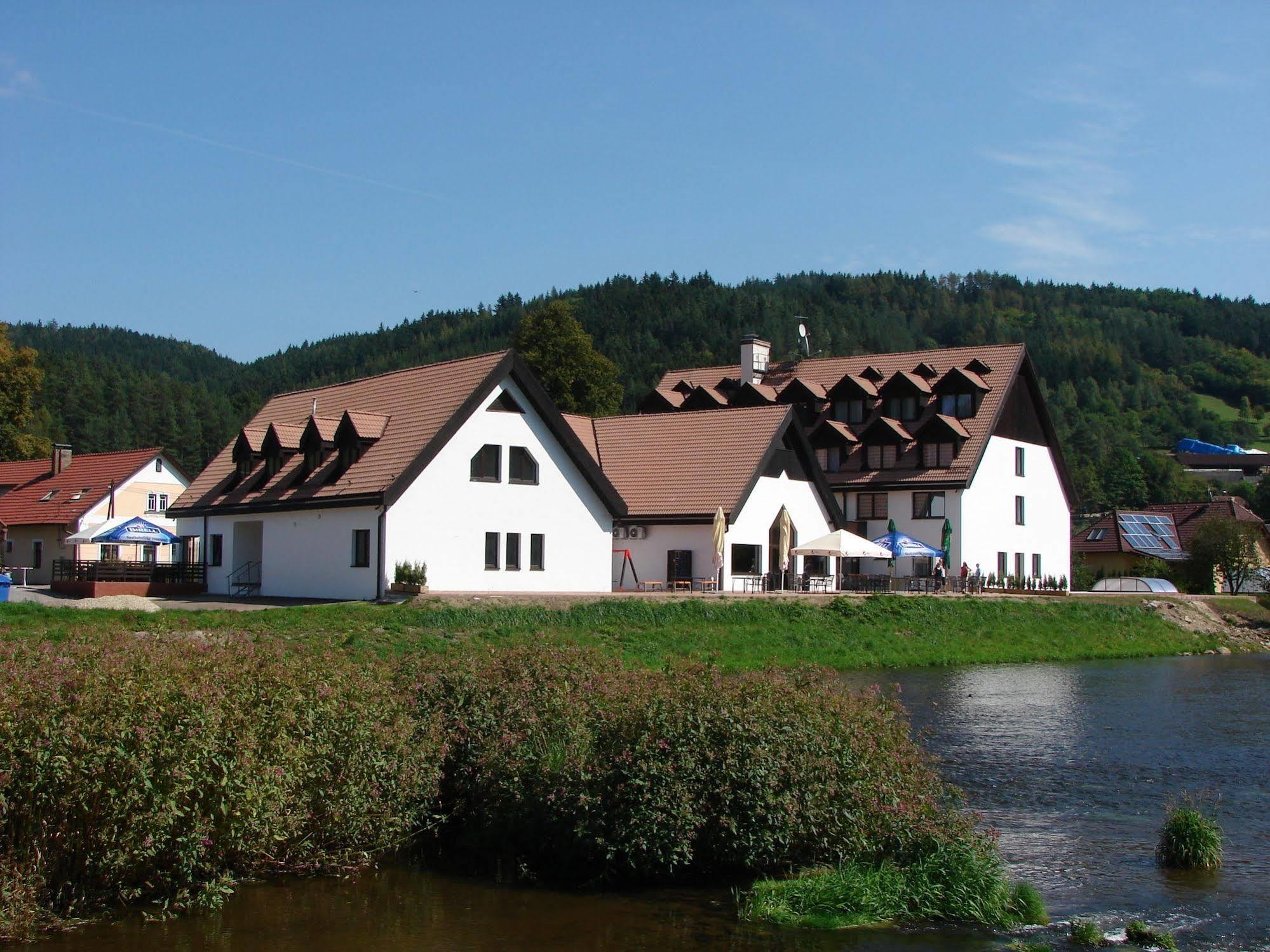 Hotel Vír Exterior foto
